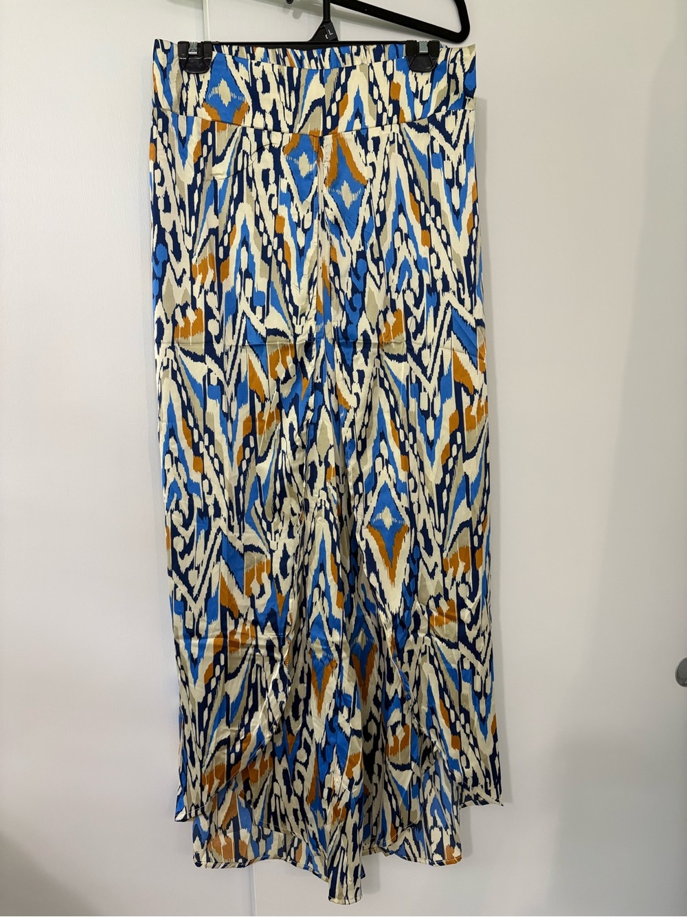 NWT Easel size Medium Blue, Gold & White Printed Split Hem Cropped Satin Pants